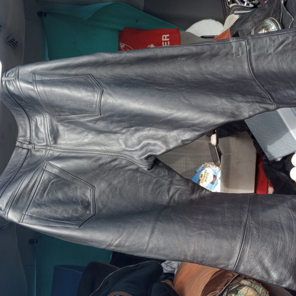 Harley Davidson leather pants size 32 to 34 waist 34 inseem no rips tares.